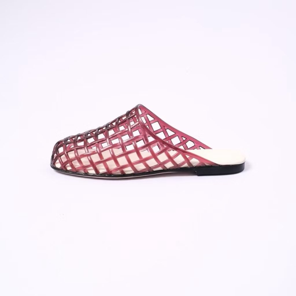 Helloweensk's tweet photo. A local brand that makes these sandals simple but with character https://t.co/UU8L4ZlHCF