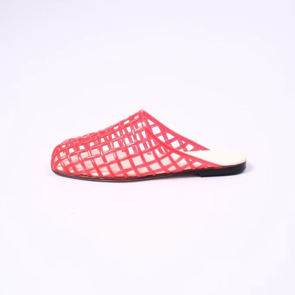 Helloweensk's tweet photo. A local brand that makes these sandals simple but with character https://t.co/UU8L4ZlHCF