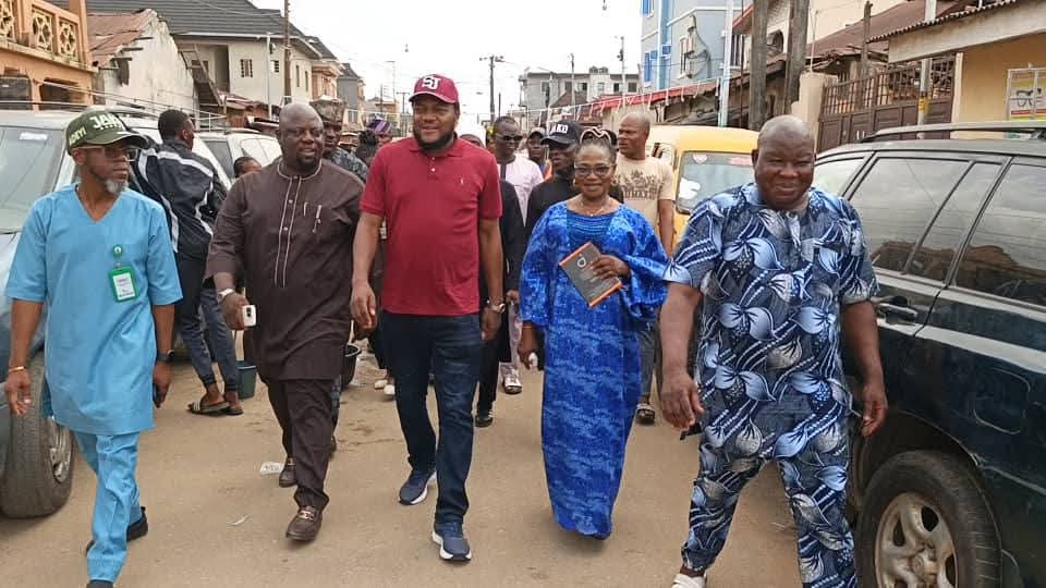 HonSeyiJakande's tweet photo. Yesterday, I took governance to the grassroots with a ward-to-ward tour across @OdiOlowoOjuwoye — inspecting schools, health centers, markets & roads, engaging directly with our people. Poised to deliver better infrastructure services and inclusive growth!
#HEWA #CommunityFirst https://t.co/1a24qp49MG