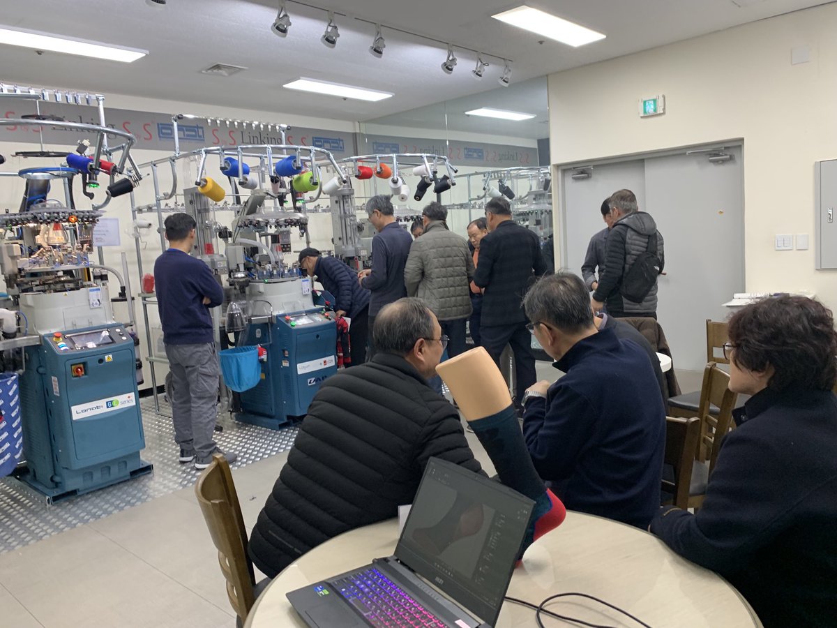 unionsocks's tweet photo. 韓国展示会大盛況！本物のSbyS🧦🧦を求めてたくさんの靴下関係者のご来場！偽物SbySにご注意を！偽物は韓国でも摘発されてます
#韓国　#展示会　#ユニオン工業　#ロナティ　#sbys #自動リンキング https://t.co/AzHdInPe7d
