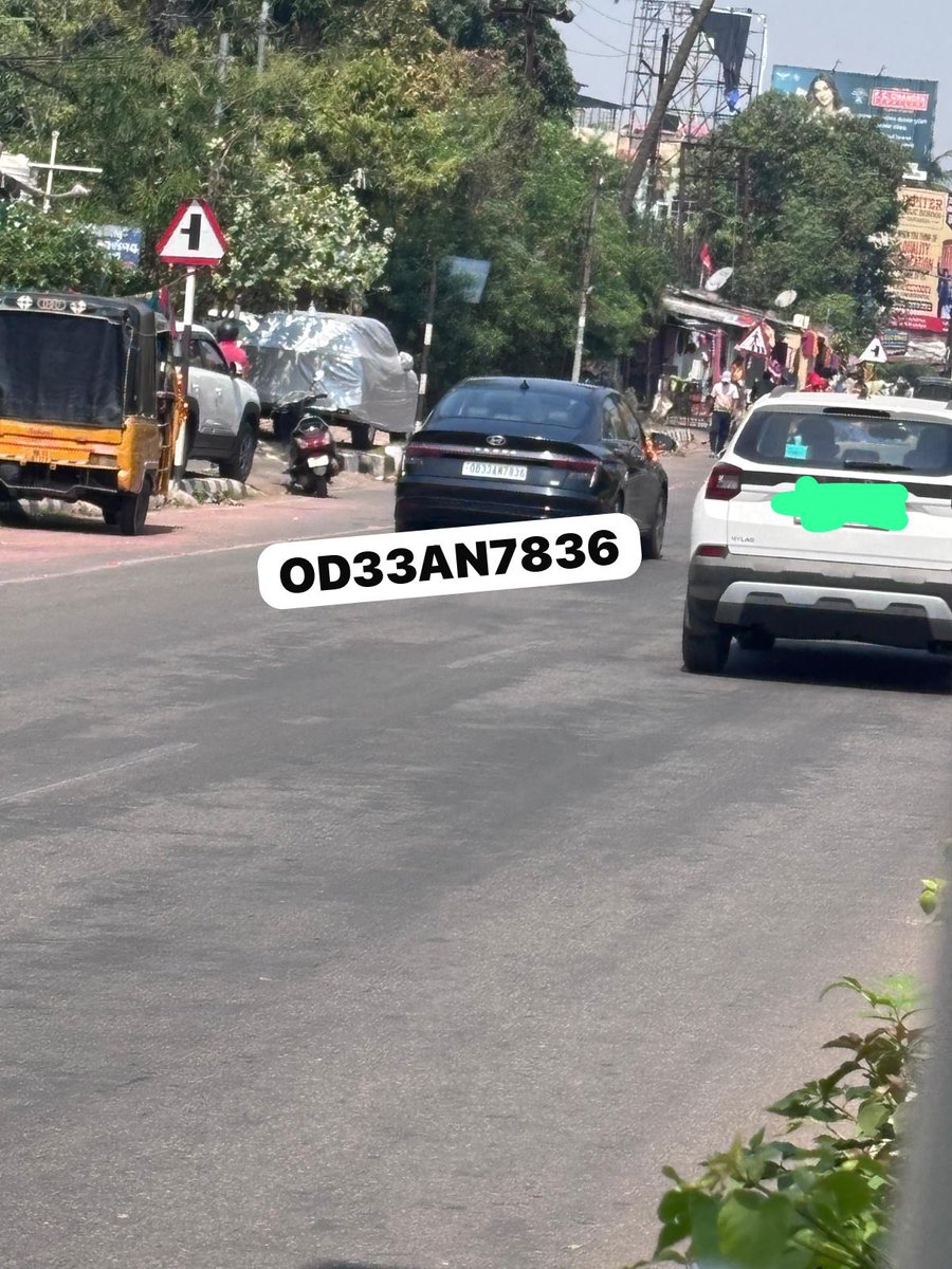 pratxush's tweet photo. This is exactly why pollution and garbage problems keep increasing.

Car number and photos attached. Authorities, please take strict and immediate action against this irresponsible behavior.
#CivicSense #StopLittering #Pollution #CleanIndia #Bhubaneswar https://t.co/irO1Pia92q