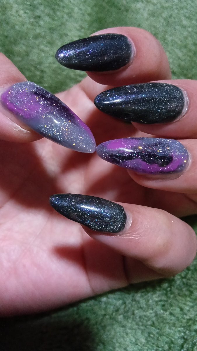 マイネイルを
新しくしました🍀😊
なんとなく、
独創的なデザインとカラーに
してみました🍀😊

#selfnails #mynails