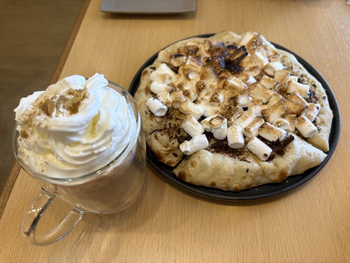 428ppmws's tweet photo. 近所のカレー屋さんで2月限定でチョコフェアやってたからランチがてら食べに来た🍫
ほんのり塩気のあるバターナンにチョコレートとマシュマロ乗ってて口ん中でろ甘で最高に幸せ🥰

ホットチョコレートチャイ
スモアナン https://t.co/YgO0RFEqtw