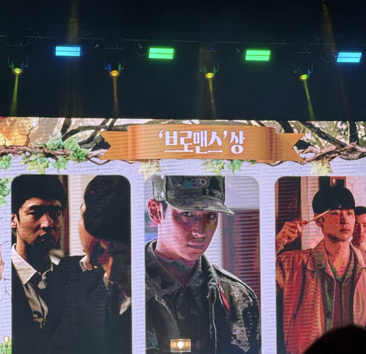 이제훈 브로맨스상 탈주 고름,,,,
사유: 교환형 본 지 오래되서 보고싶은 마음에 ㅋㅋㅋㅋㅋㅋㅋㅋㅋ
배키야,,,, 그렇게 되었다