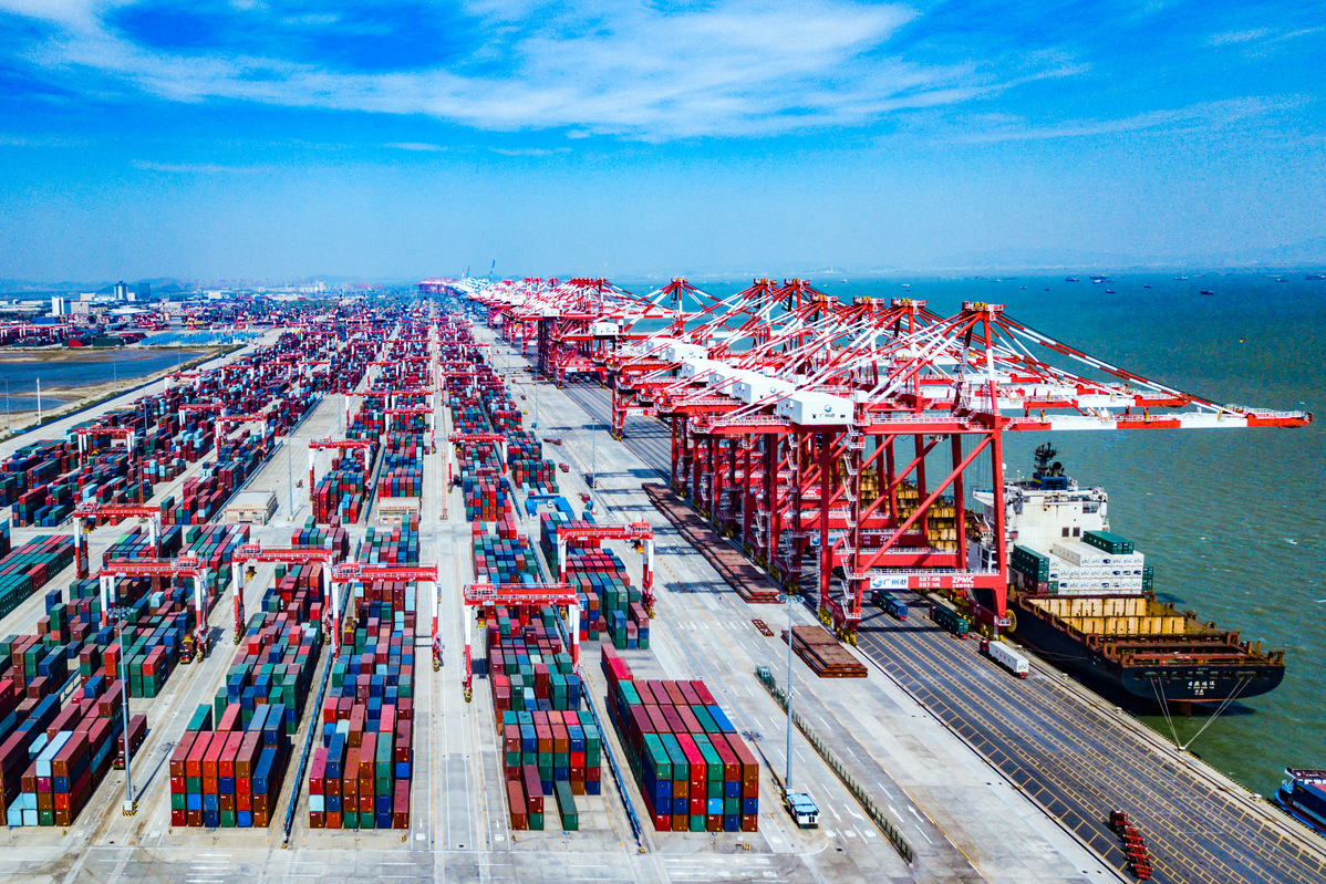 SpotlightBJ's tweet photo. #Foreigntrade in the #Beijing- #Tianjin- #Hebei region in North China has surged 25.7% since the launch of a #coordinateddevelopment strategy 12 years ago. The region's total trade value rose from 3.74 trillion yuan (about $540.2 billion) in 2014 to 4.7 trillion yuan in 2025.📈 https://t.co/dvwAKwmAsh