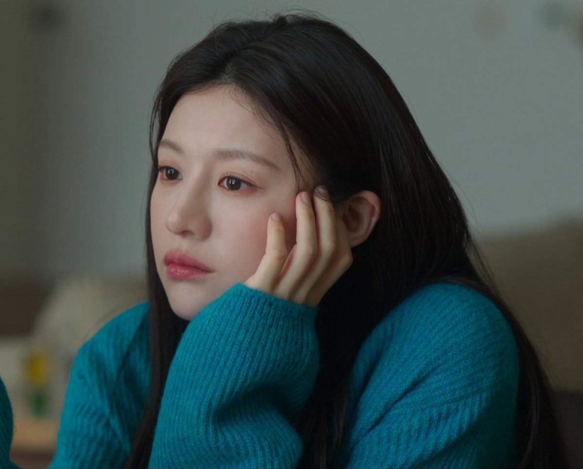 gyjfilms's tweet photo. how can someone be this beautiful???? she doesn’t even look real https://t.co/8A157drMee