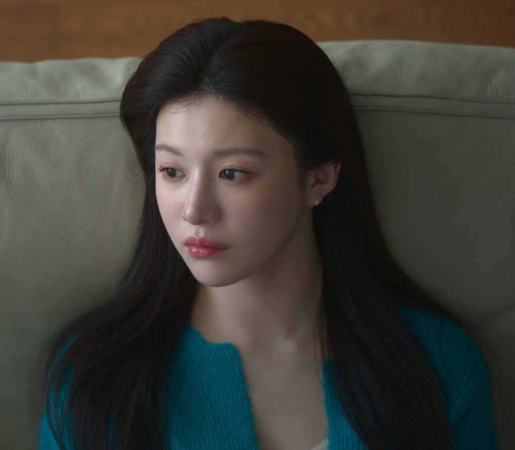 gyjfilms's tweet photo. how can someone be this beautiful???? she doesn’t even look real https://t.co/8A157drMee