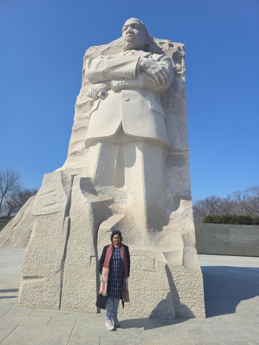 📍वॉशिंगटन डी.सी. 
अमरिका के भाग्यविधाता मार्टिन लूथर किंग जूनियर मेमोरियल का भ्रमण अत्यंत भावनात्मक और प्रेरणादायक अनुभव रहा। टाइडल बेसिन के शांत वातावरण में स्थित यह स्मारक डॉ. किंग की समानता, न्याय और अहिंसा के प्रति उनकी अटूट प्रतिबद्धता का सशक्त प्रतीक है।

विशाल श्वेत