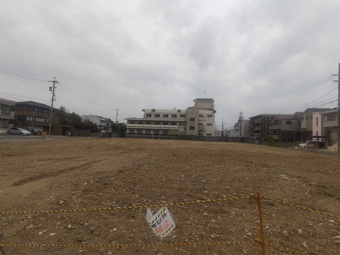 nagoyathematch's tweet photo. 名古屋新築マンション探訪 名東区 一社駅
【(仮称)一社高社計画】野村不動産・東邦ガス不動産開発　名古屋市名東区高社1-48　初回訪問
6階建て 延床4451㎡/建築1113㎡/敷地2032㎡
恐らくプラウドブランドになるのだと思いますが、東邦ガスさんの社員寮跡地で、ほぼ四角形と言える位に非常に綺麗な区画・整地ですね。3月から建築工事開始との事。

グーグルで見ると、寮の時は車20台以上平置き駐車場だった模様ですがどうなるのでしょうか。楽しみですね。

また、東隣も同じ様な敷地で建物が残っておりますが、既に退出済ですので、こちらも何か出来そうですね。
その更に東隣の西一社ハイツ（マンション）ですがこちらも築53年みたいです。