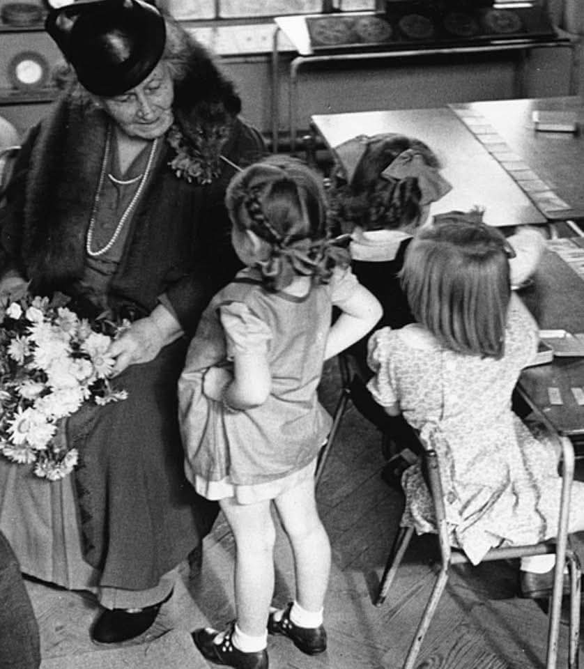 Maria Montessori ci ha lasciato un insegnamento semplice, ma rivoluzionario: un bambino non si calma quando viene rimproverato. Si calma quando si sente compreso. Educare non significa controllare. Significa accompagnare. ❤️