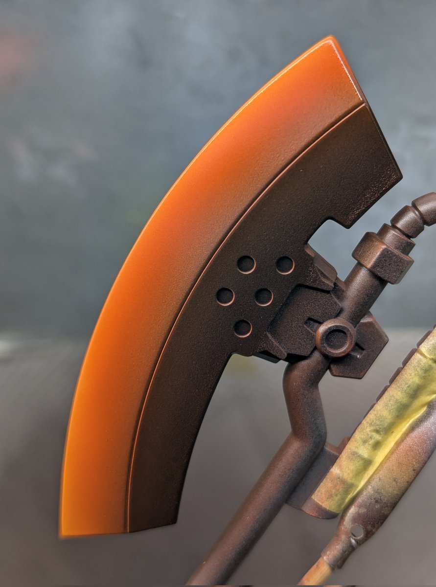 ヒートホークの赤熱塗装はこれで良しとします。
下地を黒→白のグラデーションにして蛍光のレッドとオレンジを吹いて最後に純色イエローを薄く吹いて調節してます。