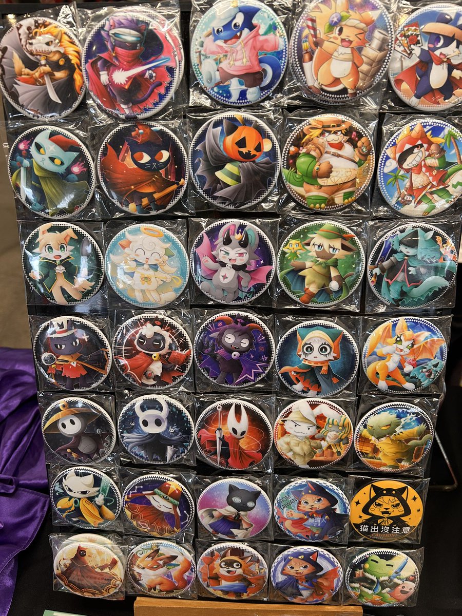 日本でもお馴染みの子たちの缶バッジ。 ブース見てると、本当に