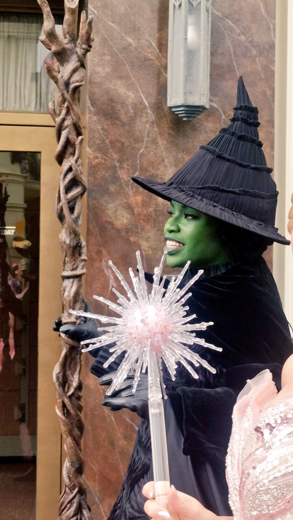 2026.02.28の記憶 グリンダ、エルファバに遭遇。 突然で、うまくパチリ