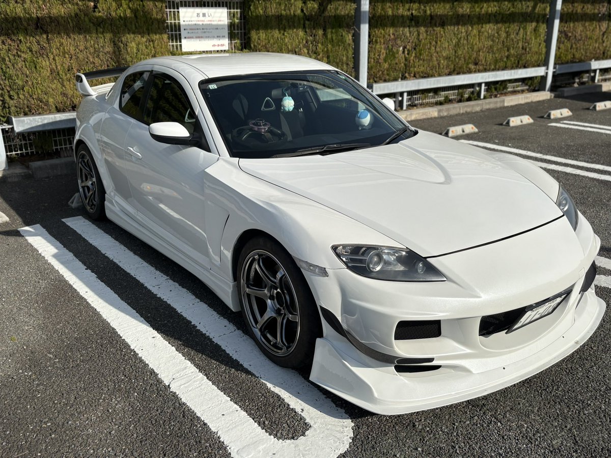 k1029_rx8's tweet photo. 子供に、あの車絶対三菱だよ！おとーさん！

って言われた車です

三菱 RX-8 https://t.co/oxWszrh53X