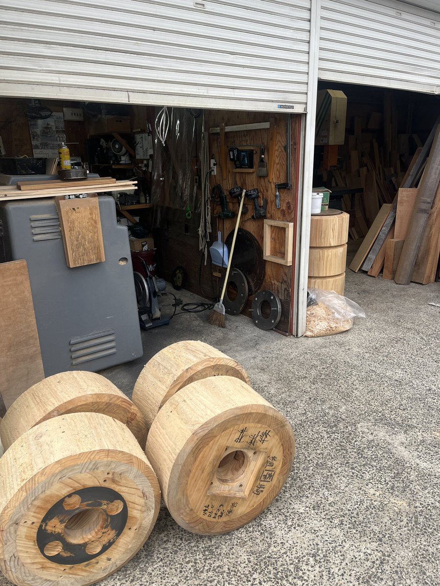 nakasuji373's tweet photo. 岸和田の大下工務店さんにコマの削り直しをお願いにいきました。新型の組み駒を見せてもらいましたがクッション製がアップして良い感じでした。　
#中筋南　#八王子神社　#八王子会　#大下工務店　#組み駒 https://t.co/EdROC2sAqz
