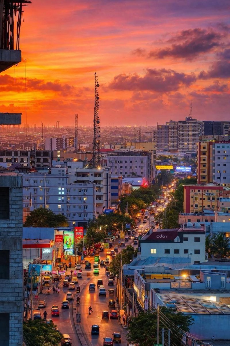 Somalieye122's tweet image. Qorrax dhaca caasimaddeena wuxuu muujinayaa rajo, koboc iyo nolol cusub. Waddooyin mashquul ah, dhismooyin dhaadheer iyo iftiin bilicsan — tani waa Muqdisho maanta. 🇸🇴✨

#Mogadishu #Muqdisho #Somalia #CityLife