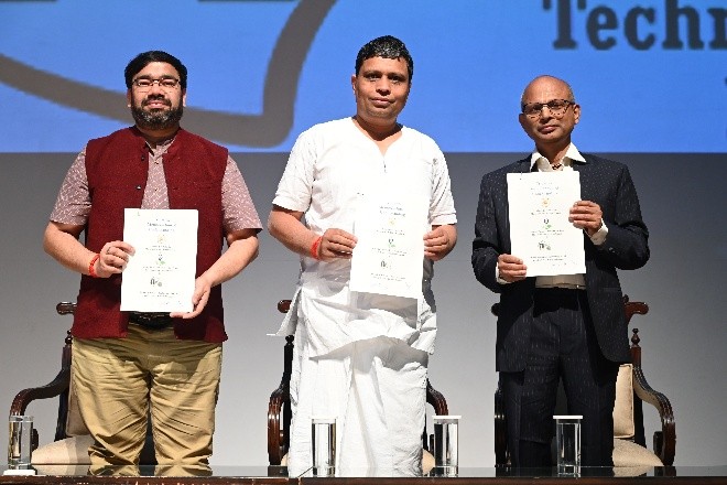 Dir_IIT_Mandi's tweet photo. Honored to welcome Acharya Balkrishna ji (@Ach_Balkrishna) at @iit__mandi  on the occasion of signing an MoU between IIT Mandi, Patanjali University, and Patanjali Research Foundation Trust. Looking forward to collaborative work on yoga and ayurveda.
@PMOIndia @EduMinOfIndia @IKS_Media @patanjali_uni @PIB_India @PIB_Edu @TinyDhillon