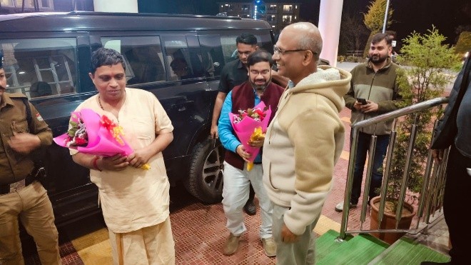 Dir_IIT_Mandi's tweet photo. Honored to welcome Acharya Balkrishna ji (@Ach_Balkrishna) at @iit__mandi  on the occasion of signing an MoU between IIT Mandi, Patanjali University, and Patanjali Research Foundation Trust. Looking forward to collaborative work on yoga and ayurveda.
@PMOIndia @EduMinOfIndia @IKS_Media @patanjali_uni @PIB_India @PIB_Edu @TinyDhillon