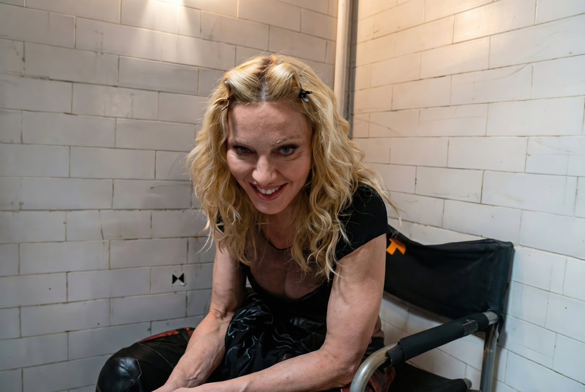 DanKMadonnaEdit's tweet image. ¹⁸ ʸᵉᵃʳˢ ᵃᵍᵒ ᵗᵒᵈᵃʸ
𝗠𝗮𝗱𝗼𝗻𝗻𝗮 
𝗙𝗢𝗨𝗥 𝗠𝗜𝗡𝗨𝗧𝗘𝗦 ᵒᵘᵗᵗᵃᵏᵉ
𝘰𝘯 𝘴𝘦𝘵 𝘱𝘳𝘰𝘮𝘰 𝘣𝘺 𝘎𝘶𝘺 𝘖𝘴𝘦𝘢𝘳𝘺
𝘔𝘪𝘭𝘬 𝘚𝘵𝘶𝘥𝘪𝘰𝘴 · 𝘓𝘈 · 02.28.2008
#Madonna #Unreleased #OnSet