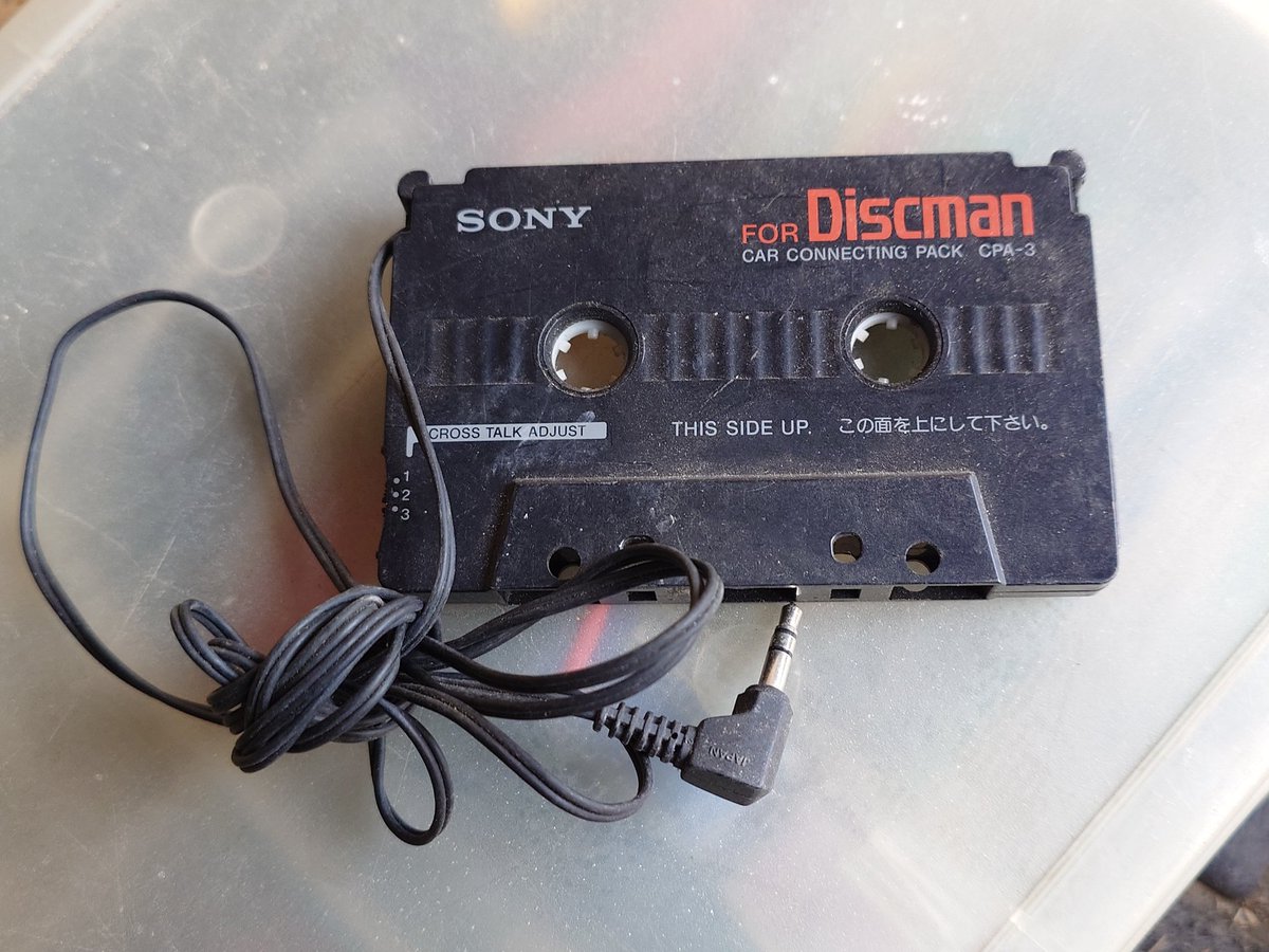 CDプレイヤーとかMDプレイヤーとかにさして。 カセットをセットすると