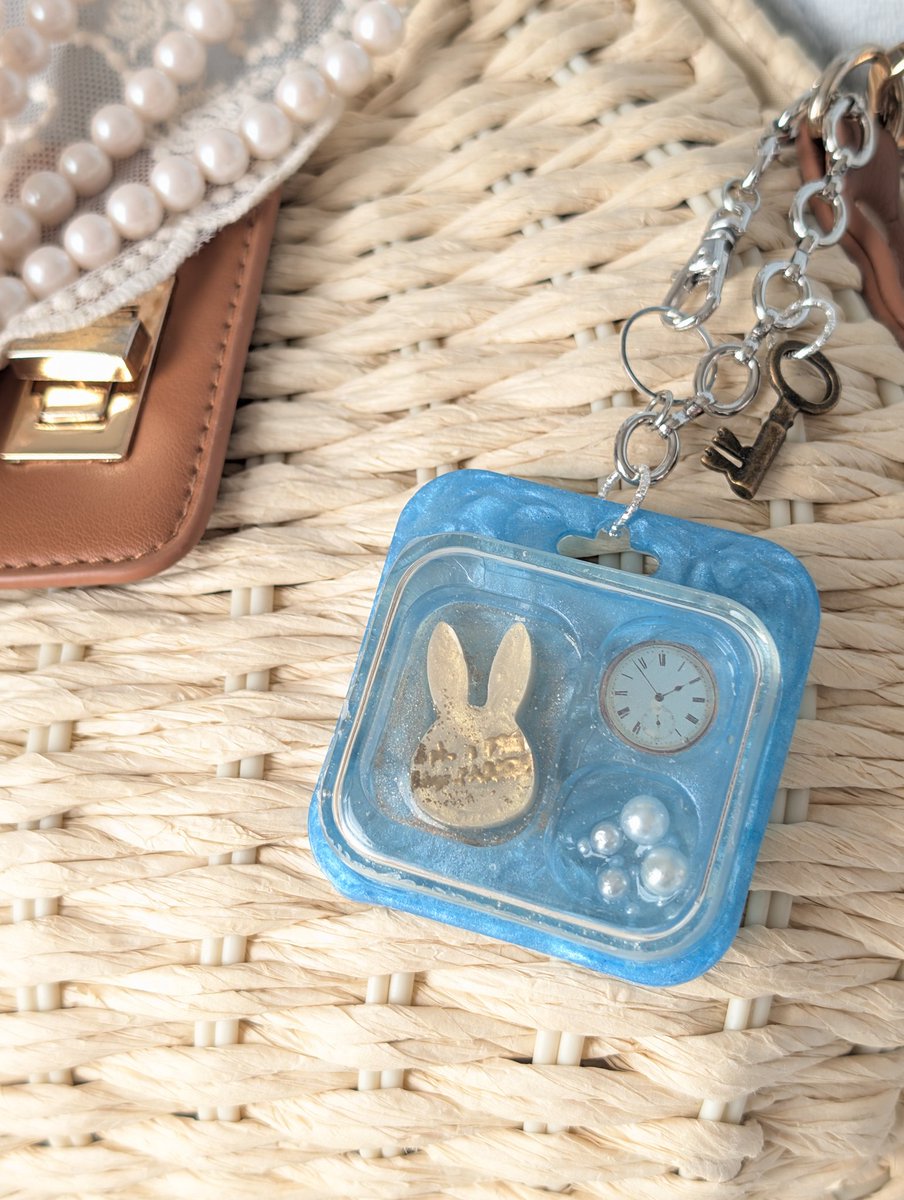 不思議の国の白うさぎを、輝くブルーのなかに閉じ込めて。 ​前回ご好評