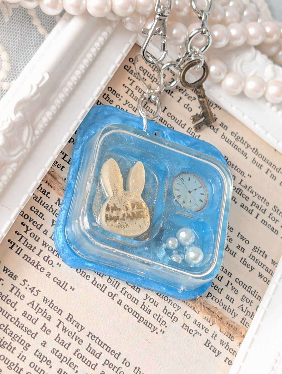 不思議の国の白うさぎを、輝くブルーのなかに閉じ込めて。 ​前回ご好評