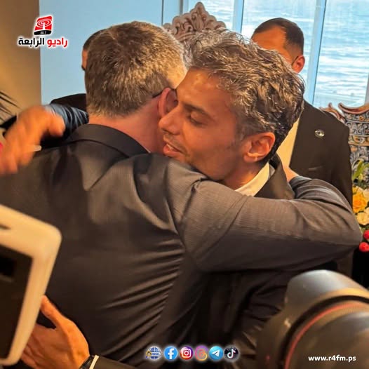 عناق سفير الإمارات ووزير حارجية إsرائيل على مأدبة إفطار
يبدو أن الخـ.ـيانة أصبحت وجهة نظر عند القيادة الإماراتية!!!!