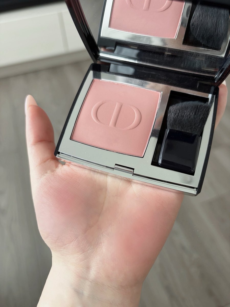 この2つでメイクすると抜け感と色っぽさ両方出せて天才 ⬅️Dior 100