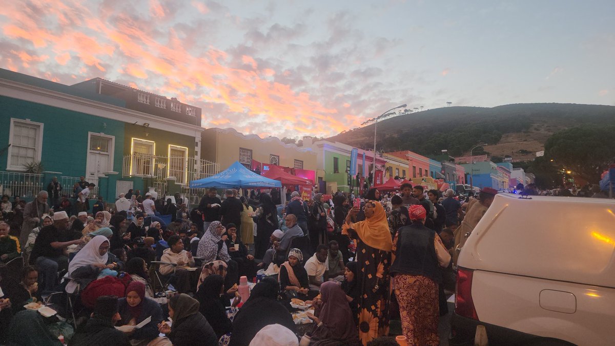 AK_MediaMan's tweet photo. #BoKaap #MassIftaar I always leave Cape Town fulfilled and enlightened after this event #CommunitySpirit #Ramadan https://t.co/12JXC3qapM