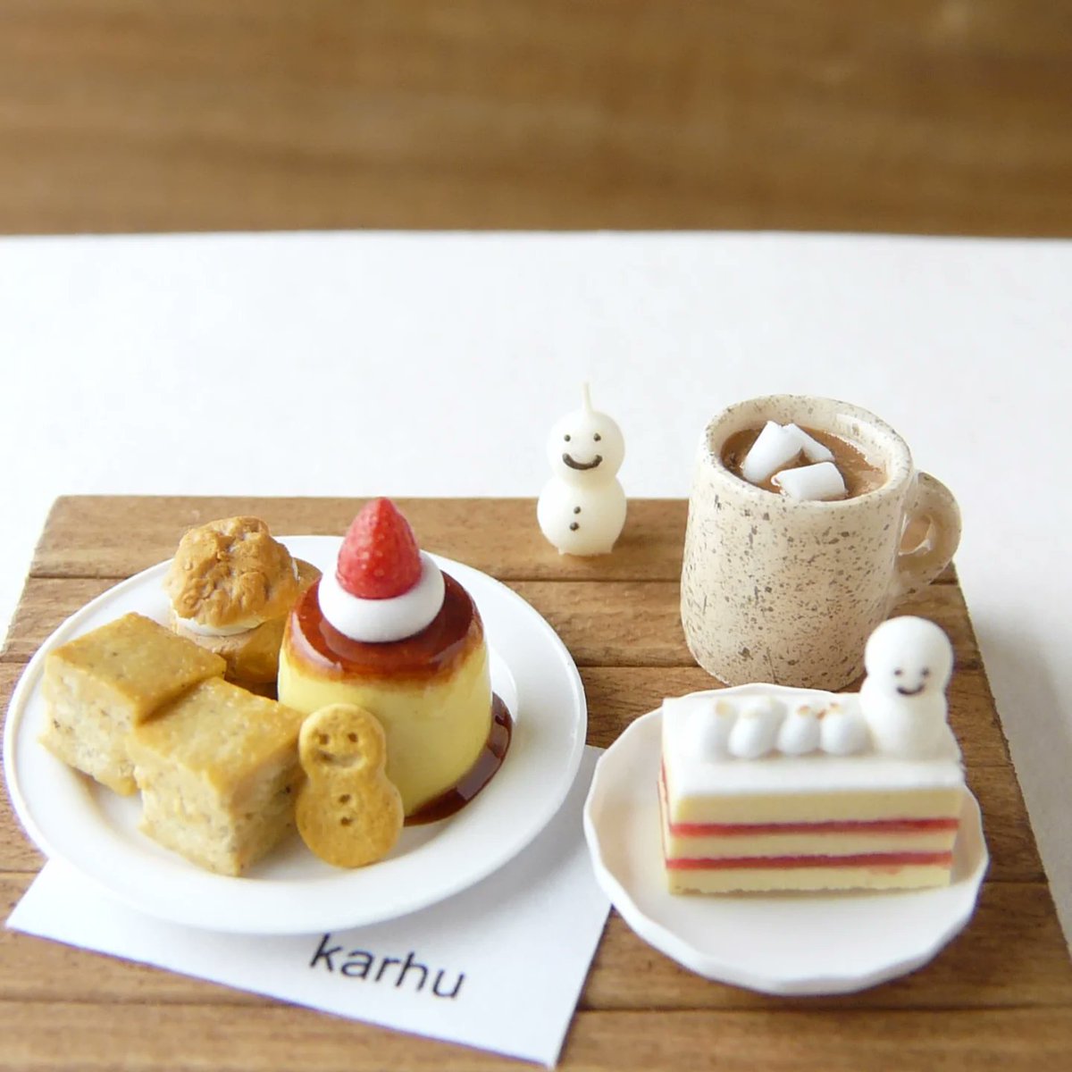 karhu_lab's tweet photo. 雪降る森のスノースイーツ❄

もう春の風が吹いてるにも関わらず、冬のミニチュアを作っていました⛄️
こんなカフェ風おやつを思う存分に食べたいものです。 https://t.co/xxgU0gYJtH