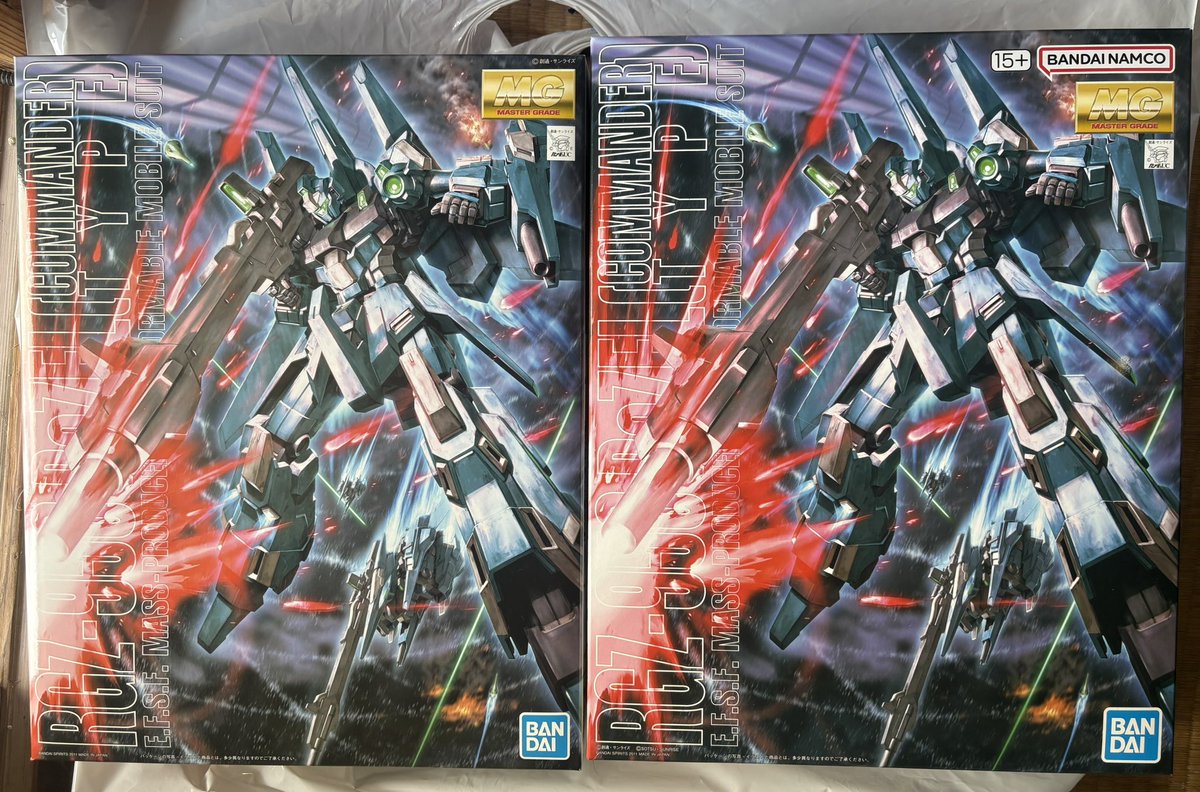 せっかくなのでMGリゼル隊長機を比較して並べてみた。 ちょっとした