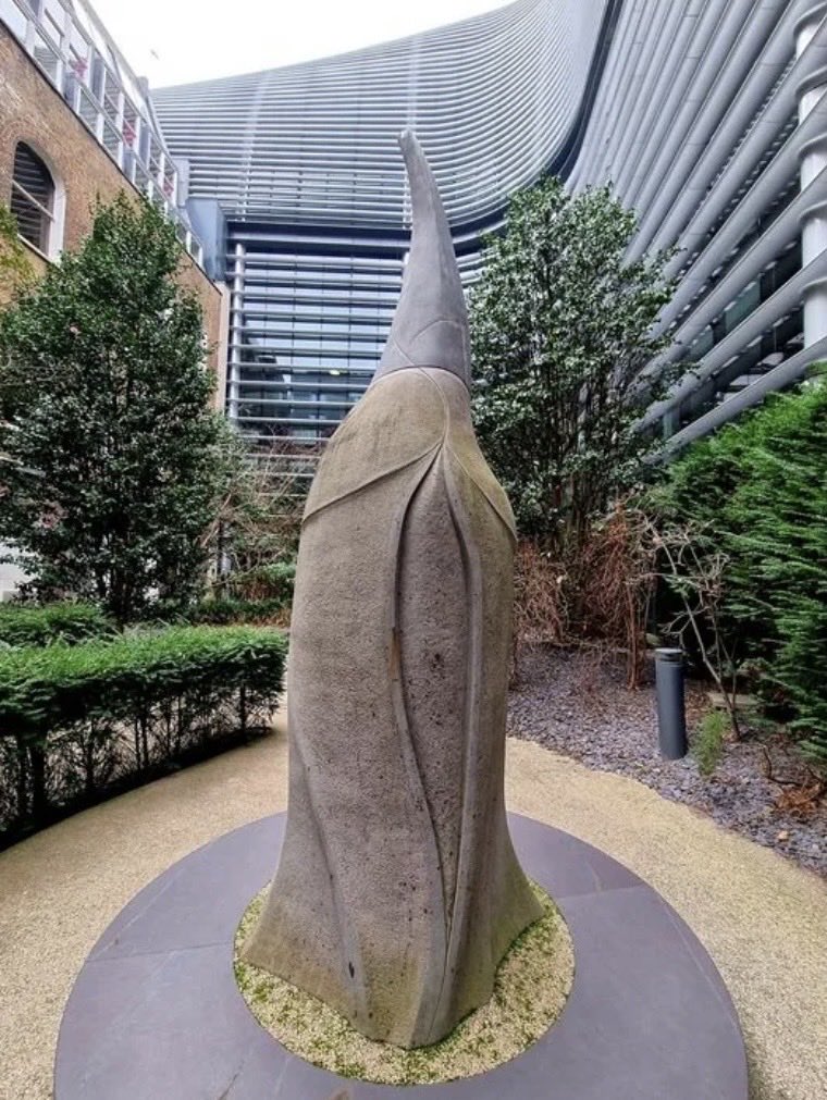 If anyone is in London Bridge area before the game today maybe pop to a memorial garden by Cannon St Station to see the memorial for Owain Glyndwr’s daughter, Catrin #WxmAFC