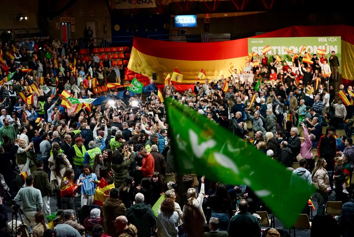Algo está cambiando en España,  cuando nunca tanto joven va a un mitin político #SentidoComún #Reconquista #SoloQuedaVOX