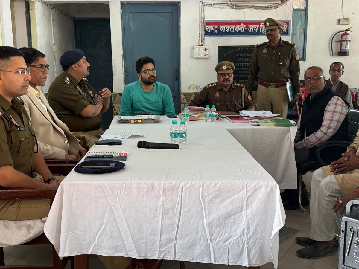 आज थाना समाधान दिवस पर थाना कोतवाली सदर में जनसुनवाई कर संबंधित को शिकायतों का त्वरित व गुणवत्तापरक निस्तारण करने के निर्देश दिए।<a href="/UPGovt/">Government of UP</a> <a href="/ChiefSecyUP/">S.P. Goyal, Chief Secretary, GoUP</a> <a href="/CommissionerBa1/">Commissioner, Bareilly Division</a> <a href="/InfoDeptUP/">Information and Public Relations Department, UP</a> <a href="/CMOfficeUP/">CM Office, GoUP</a>