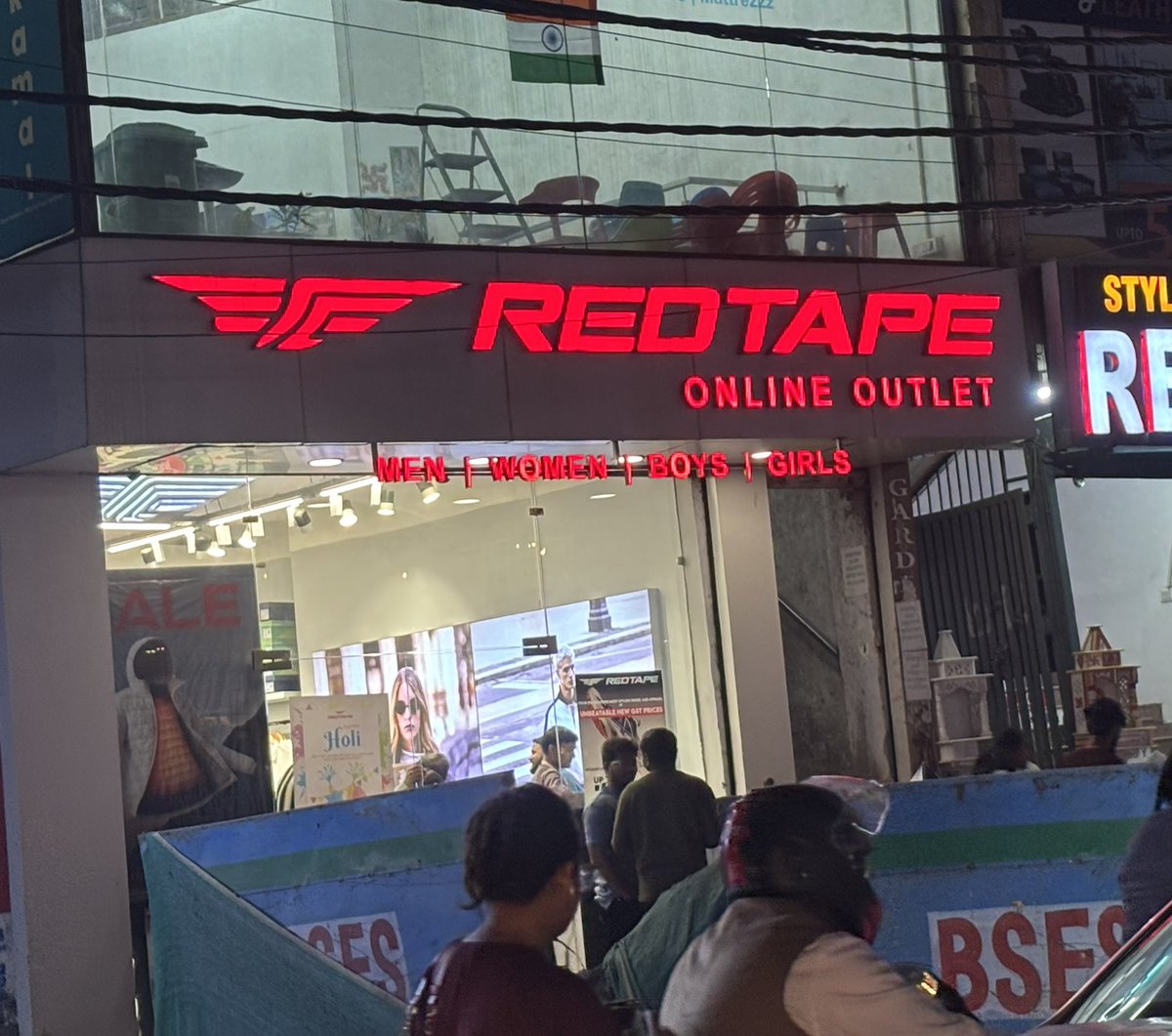 LloydMathias's tweet image. Can someone pls help me understand this “online” outlet? #OmniChannel #HybridRetailing