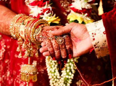 UnitedBharatUP's tweet image. औरैया:दिबियापुर के एक मैरिज होम में 6 फेरे लेने के बाद दुल्हन ने अंतिम फेरा लेने से किया इनकार।दुल्हन का दावा था कि फेरे 'उल्टे' हो रहे हैं।दूल्हे ने लड़की की मानसिक स्थिति पर सवाल उठाए, जिसके बाद पुलिस की मौजूदगी में सातवां फेरा संपन्न कराया गया।#UP #Auraiya #WeddingControversy