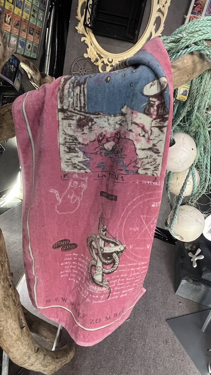 グッズ展示イカしておる🪦🦀🥀🧟‍♀️
#ずとまよ #ゾンクラ