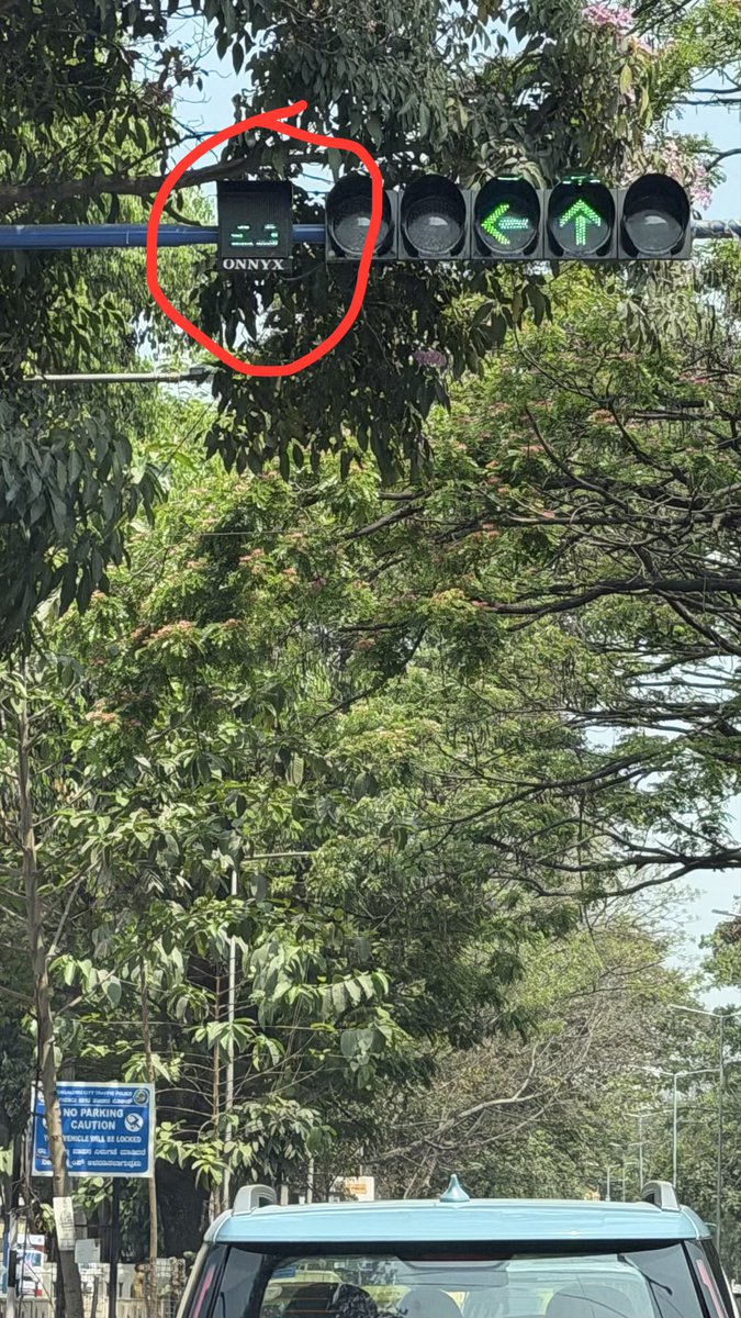 ramramn's tweet photo. New signal! Substandard quality 😓. Jayanagar Namdhari signal. @GBAChiefComm @blrcitytraffic @JnagarTr @GBA_office @Tejasvi_Surya https://t.co/KPFm4MIvJf