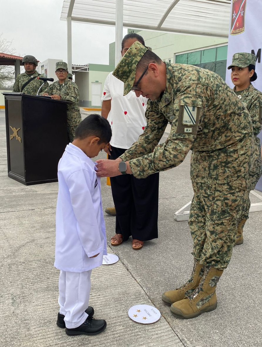 julia_azeneth's tweet photo. AGRADECIDOS estamos en Voluntad Contra El Cancer Reynosa-Rio Bravo AC pues nuestro pequeño Derek fue MEDICO MILITAR POR UN DIA, mil gracias @SEDENA_MEX por tan bello programa de proximidad a la comunidad.  Mil gracias UMCE 8/a. Zona Militar https://t.co/WoQJe3MIqT