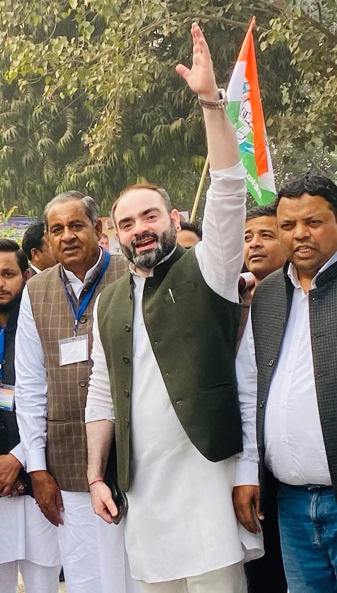 जहां दूसरे लोग हमारी जड़ों से “Compromise” वाली "Deal" करने में व्यस्त हैं, वहीं राहुल गांधी जी इस राष्ट्र की मिट्टी के लिए दृढ़ता से खड़े हैं। 🌾 

राहुल गांधी का संदेश स्पष्ट है: भारत बिकने वाला नहीं है। 
हिंदुस्तान की गलियों से लेकर लोकसभा के सदनों तक, वे अन्नदत्तों की आवाज़