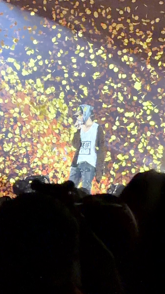 ไม่ใช่ภาพวาด แต่เป็นรูปที่ถ่ายไปร้องไห้ไปคุณพ่อของวัยรุ่นเจน 3 ไว้กลับมา พาเพื่อน ๆ มาด้วยนะพี่  22/02/26 💛

#GDRAGON #GD
#FAMILOVEYOU #GDRAGON2026inBKK