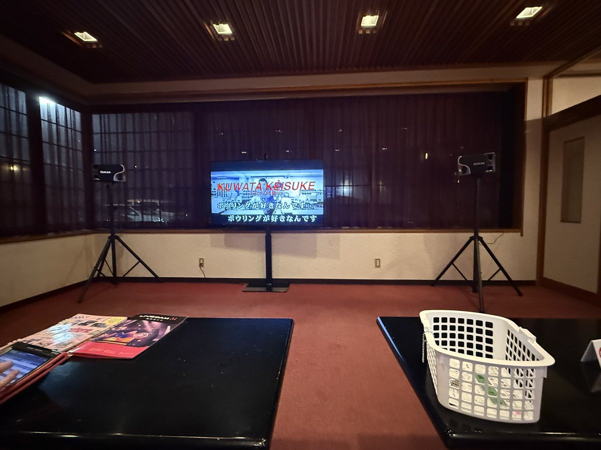 OL85844173's tweet photo. ライブ行けなくて悲しいからクソデカカラオケでライブ映像見てきた🎤 https://t.co/wAu1izBufR