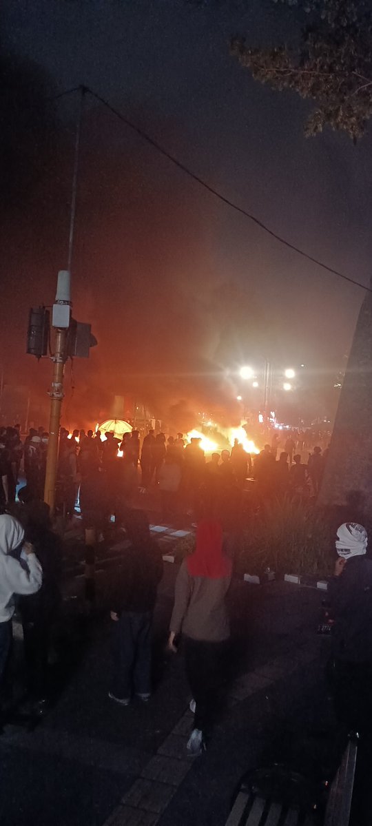 Hari ini saya diancam dipukuli. Karena ngefoto kebakaran bank yang pelakunya baju sipil tapi bawa pentungan polisi