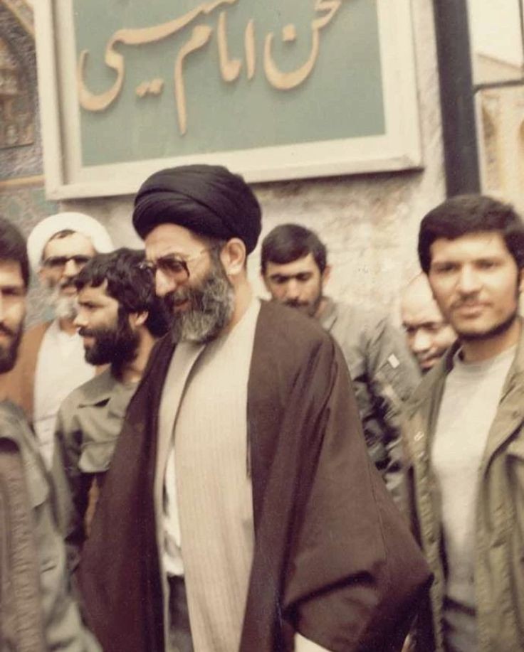 برای سلامتی رهبر انقلاب یک صلوات بفرستیم.