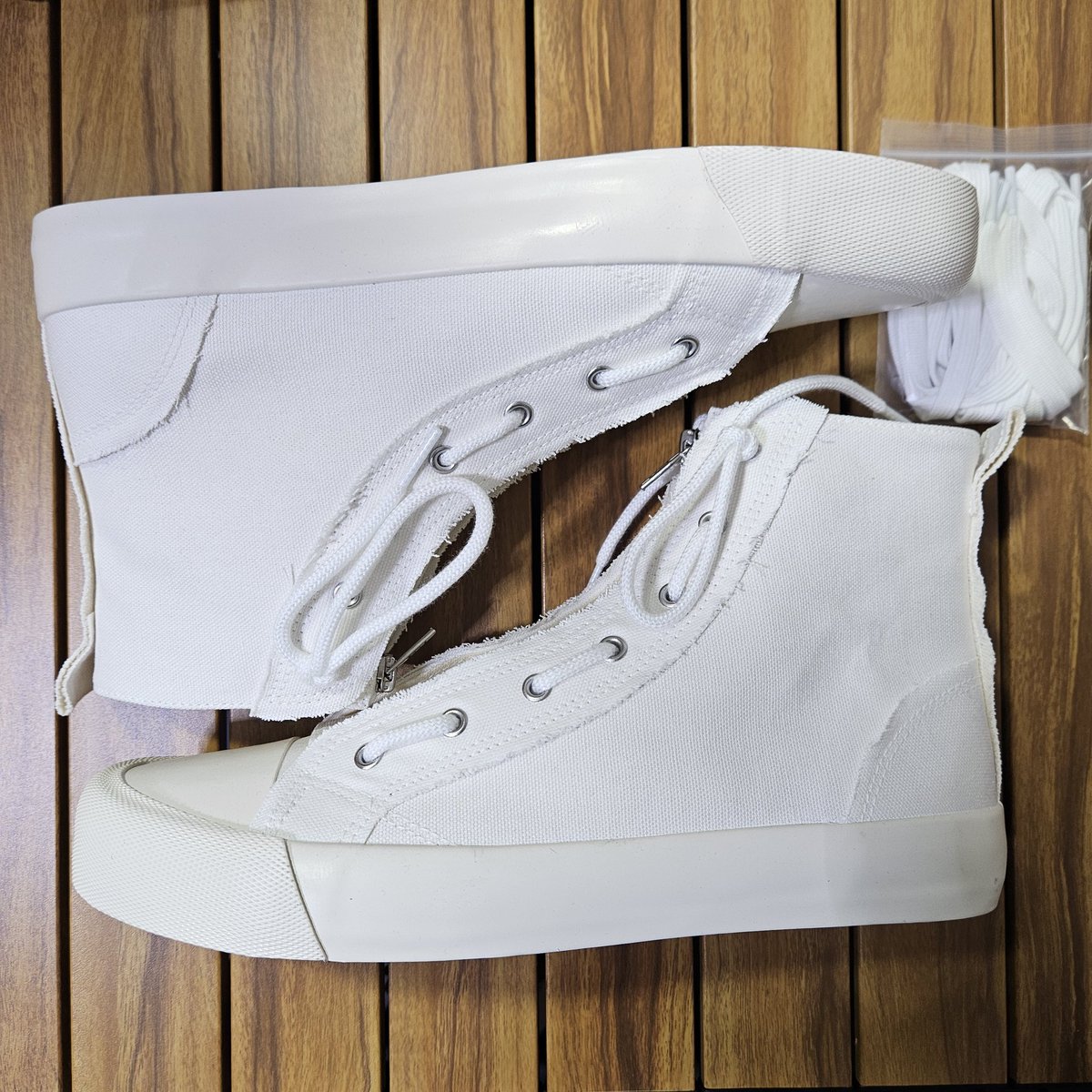 teru_toudo's tweet image. GU×UNDERCOVER2026春夏!
絶対買いハイカットスニーカー。
特徴はジップパーツによる2way仕様
甲のジップで着脱はスムーズ。
パーツを外せばベーシックな紐靴へ変化します。デザインと実用性が融合した1足。ここまで作り込んで2990円は凄すぎ！全店舗展開商品。
#GU
#Undercover
#アンダーカバー