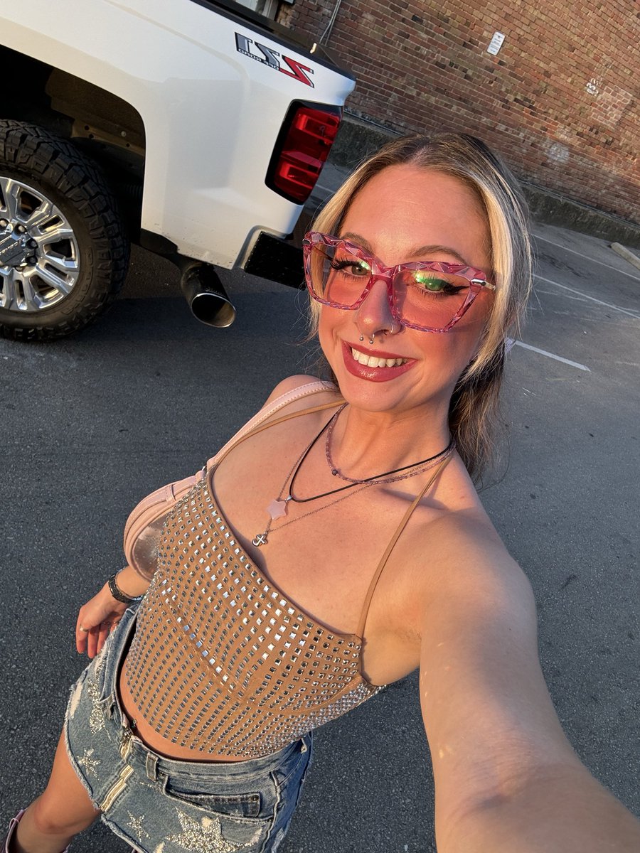 TinyxTauny's tweet photo. Hi cowboy, can I take you for a ride? https://t.co/p9TsIr5Xzw