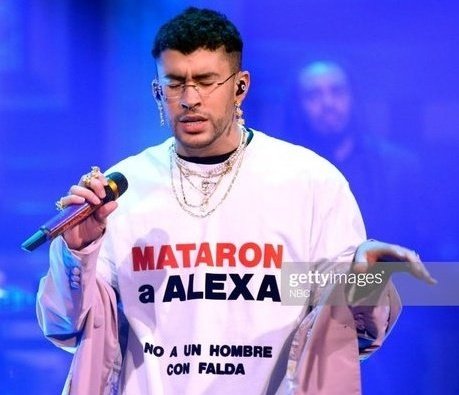 keiveiec's tweet image. Bad Bunny hace 6 años en Jimmy Fallon cantando “Ignorantes” con Sech y vistiendo una camisa que dice: “Mataron a Alexa, no a un hombre con falda”. ✊️🐰