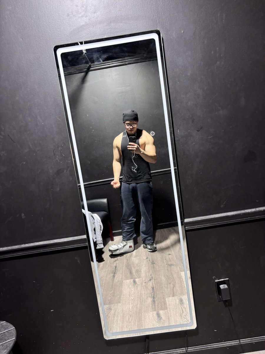 bulklord1's tweet photo. broken foot chronicles #gym #memes #crypto https://t.co/zzOlISEUYB