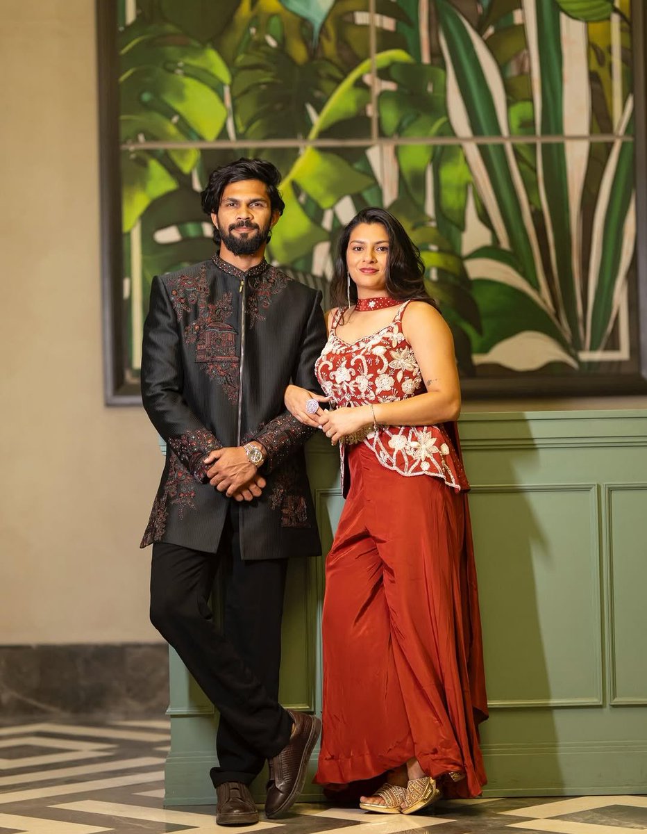Cric4_cric's tweet photo. CSK captain Ruturaj Gaikwad with his wife and cricketer Utkarsha. 🥰🥰
#ruturajgaikwad #utkarsha #csk #ipl #Maharashtra https://t.co/n1u3qHzX07