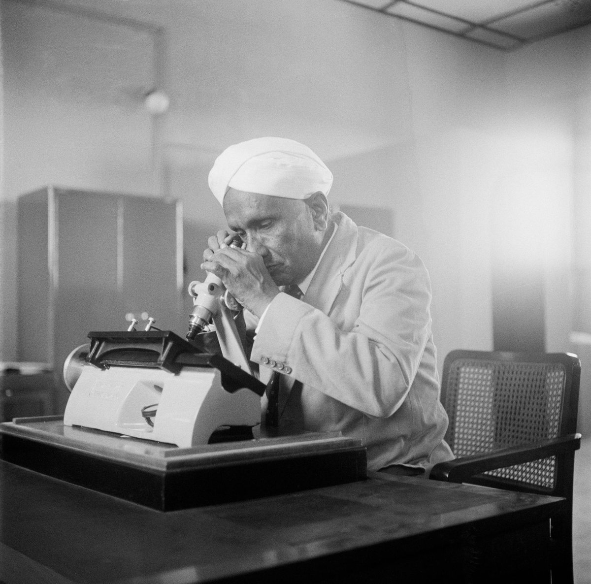 नवाचार की शक्ति और जिज्ञासा के उत्सव— राष्ट्रीय विज्ञान दिवस की समस्त देशवासियों को हार्दिक बधाई! 🔬
आज का दिन समर्पित है महान भौतिक विज्ञानी, नोबेल पुरस्कार विजेता 'भारत रत्न' सर सी.वी. रमन जी की कालजयी खोज 'रमन प्रभाव' को। उनके प्रति सादर नमन, जिन्होंने भारतीय विज्ञान को विश्व